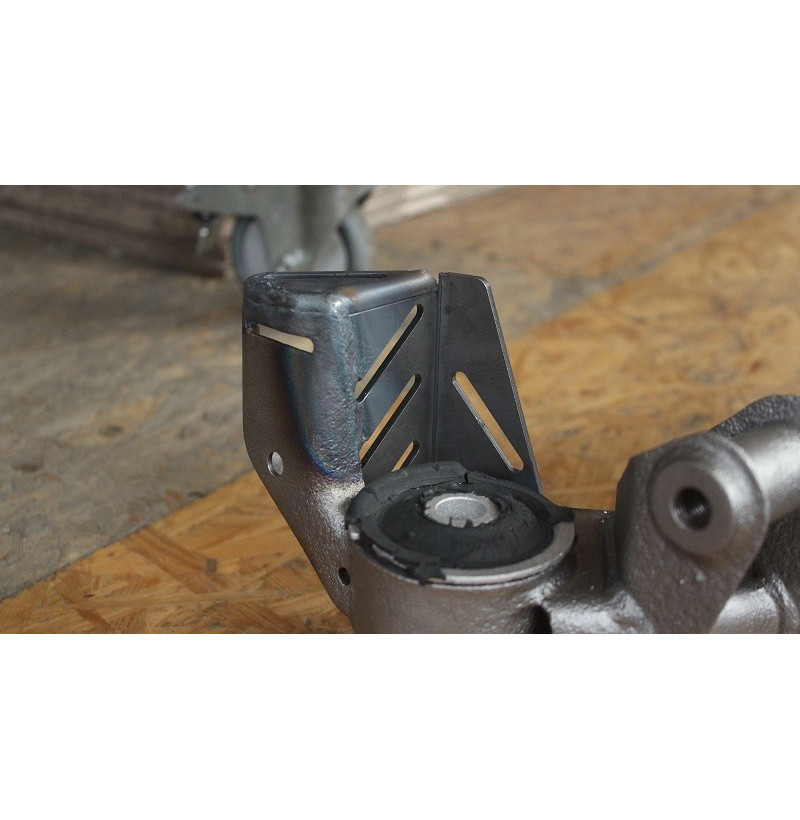 BMW E36 Versteviging Stabilisatorbevestiging Achtersubframe 3 Gezet plaatwerk van S355-staal voor het achtersubframe, detailfoto