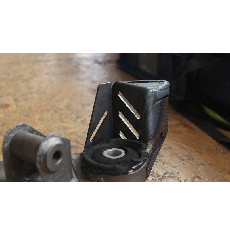 BMW E36 Versteviging Stabilisatorbevestiging Achtersubframe 4 Gelaste versteviging bij de stabilisatorstang op een E36-subframe
