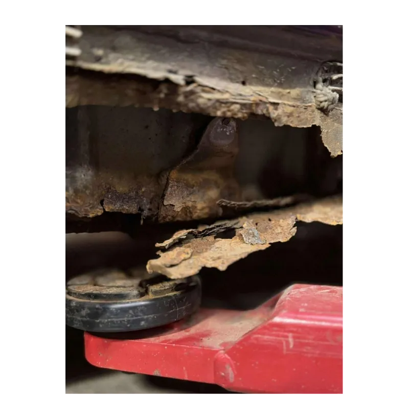 Dorpel Krikpunt E46 Linksvoor Reparatiedeel BMW 3-serie 4 Achterkant van het linker E46 krikpuntdeel met de geperste versterkingsrand