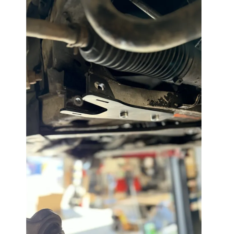 Versteviging Voorasdrager E90 E8X met Extra Camber BMW 5 Versteviging gemonteerd op de voorasdrager, met de draagarm in de verbrede positie