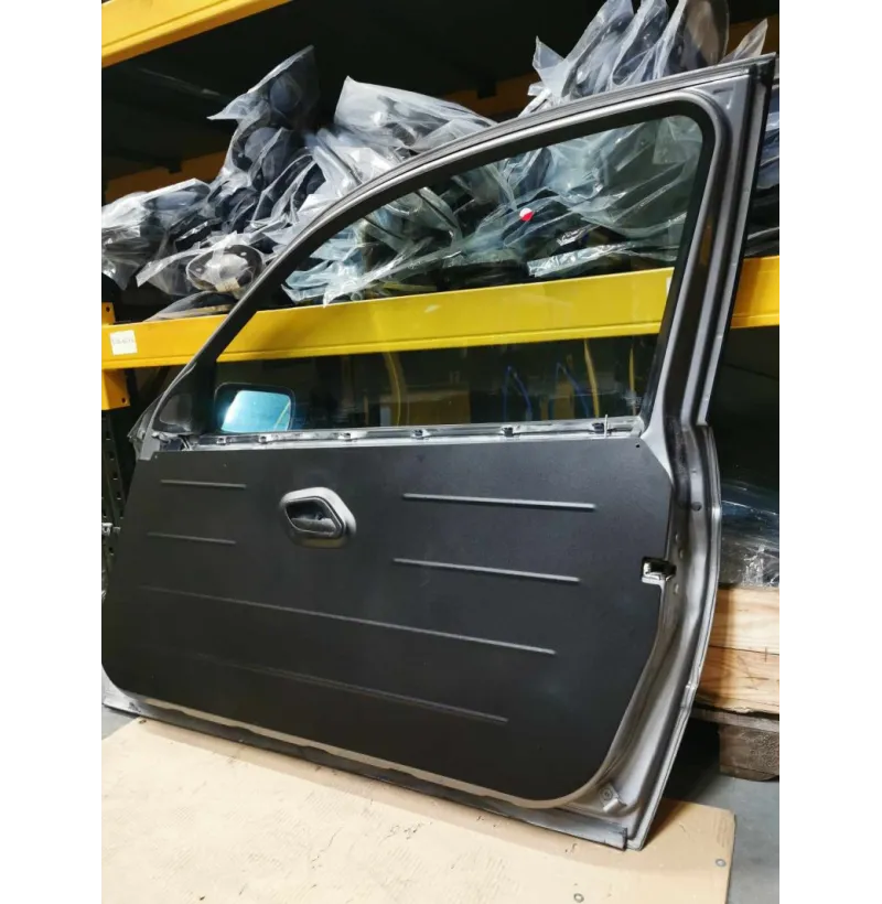 BMW E46 Compact Door Trim, Aluminium Door Panels 5 Portier van een E46 Compact met lichtgewicht aluminium deurpaneel, schuin aanzicht