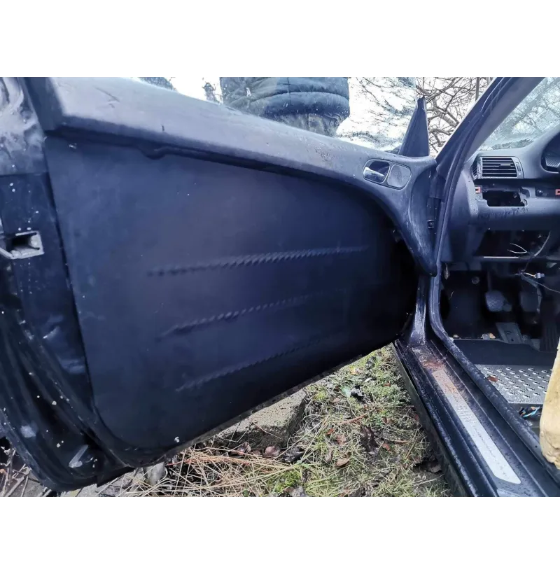 BMW E46 Coupé 3/4 Door Panels 6 Fitted half-height aluminium door panel in the door of a BMW E46 coupé