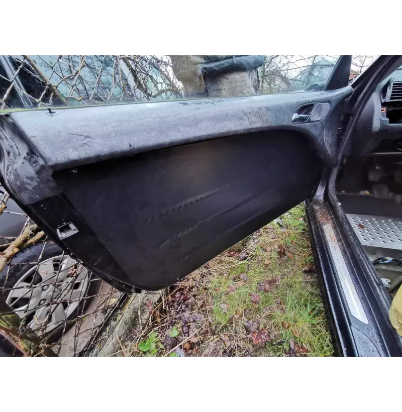 BMW E46 Coupé 3/4 Door Panels 7 Black door panel below the original upper door trim of an E46 coupé