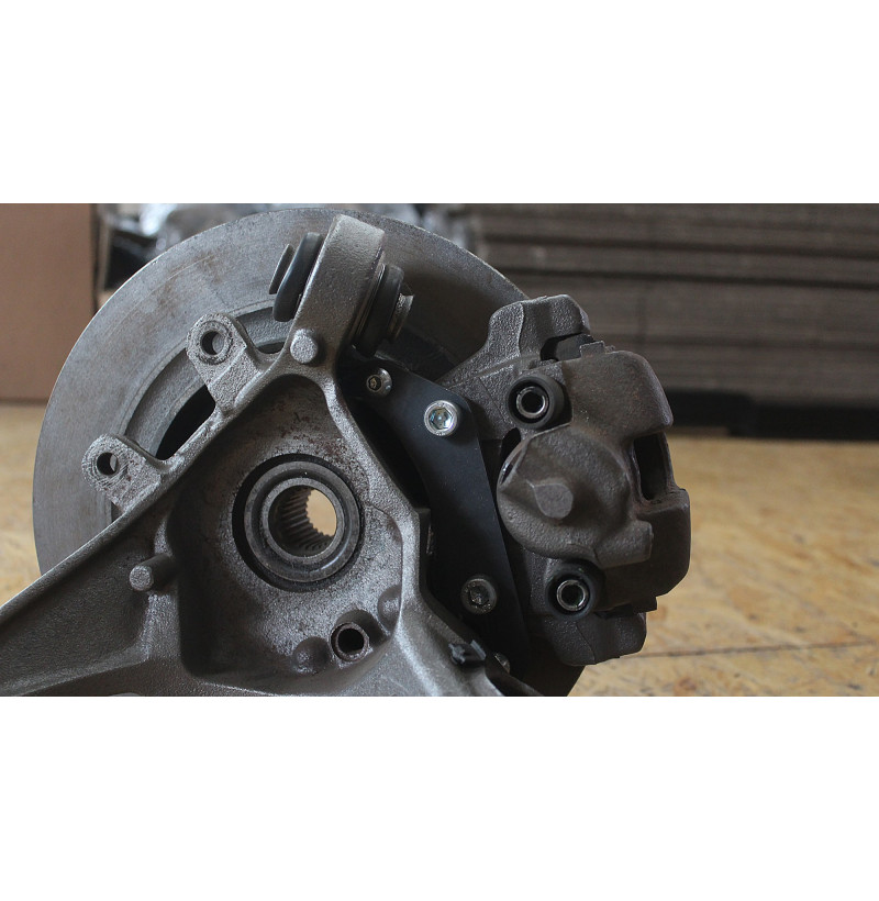 BMW E46 Supports Doubles d'Étriers Modèle à Visser pour Frein à Main Hydraulique 9 Deuxième étrier sur le support près du disque de frein arrière d'une BMW E46