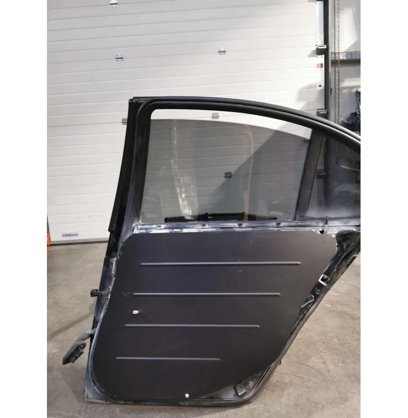 BMW E46 Saloon Rear Door Panels 4 Achterdeur van een BMW E46 sedan met zwart lichtgewicht deurpaneel