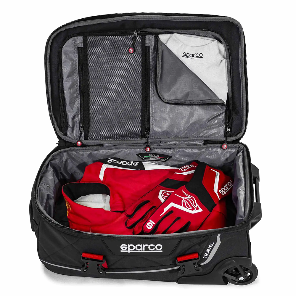 Sparco Cabin Size trolley 3 Zijaanzicht van de zwart-rode trolley met intrekbare handgreep