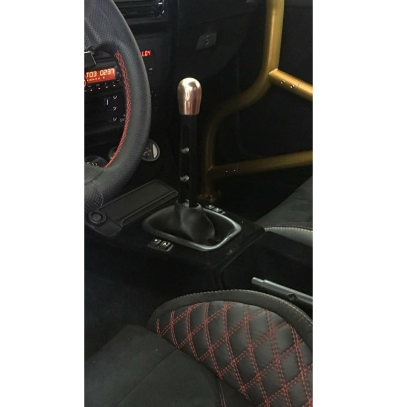 Short shifter universel pour BMW, passages de vitesses plus rapides et plus précis 4 Short shifter universel monté sous le soufflet d'origine dans une BMW