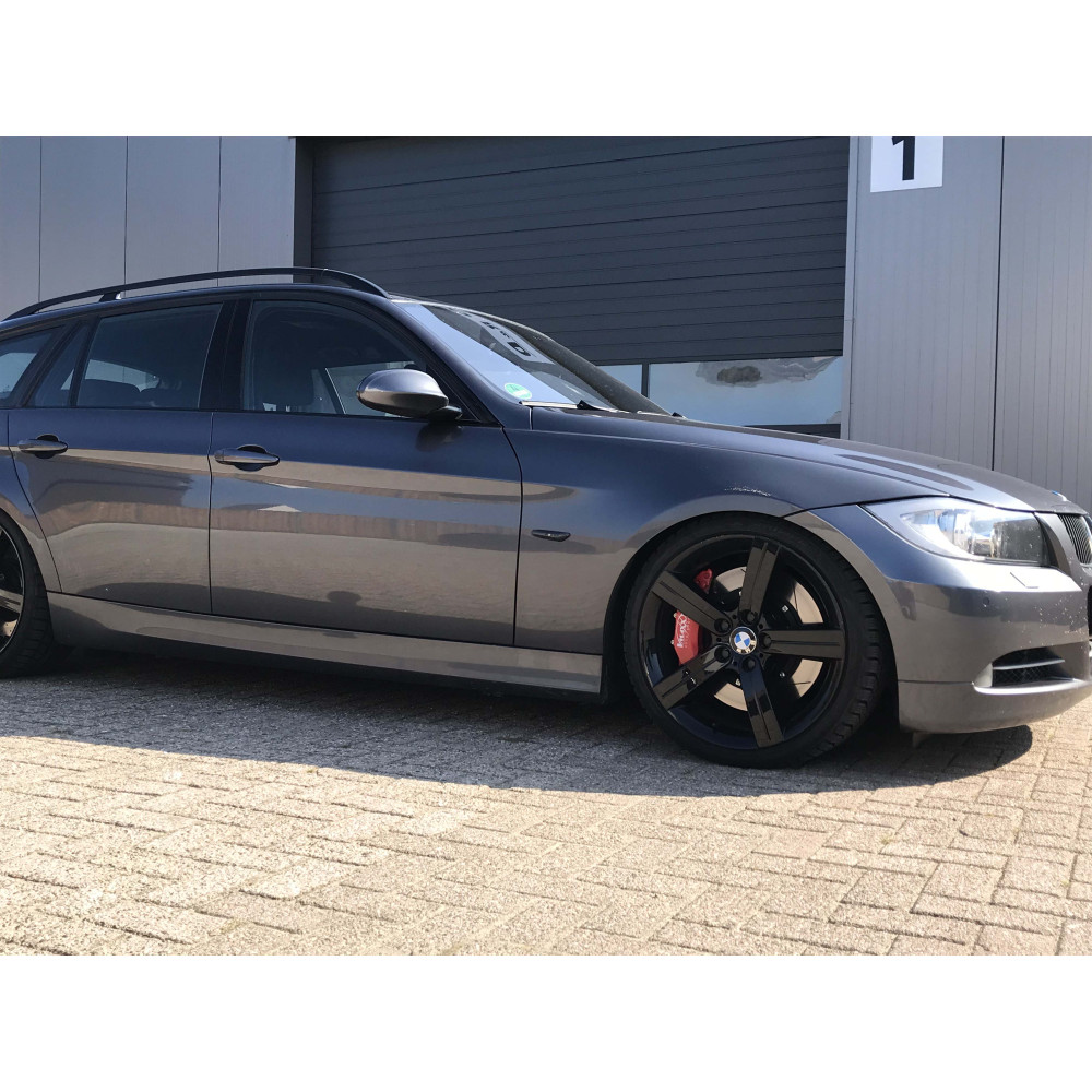 BMW E90 / E91 / E92 / E93 3 Series V-Maxx Big Brake Kit 330 mm 4-piston 4 V-Maxx sportremset voor de vooras op een BMW E90