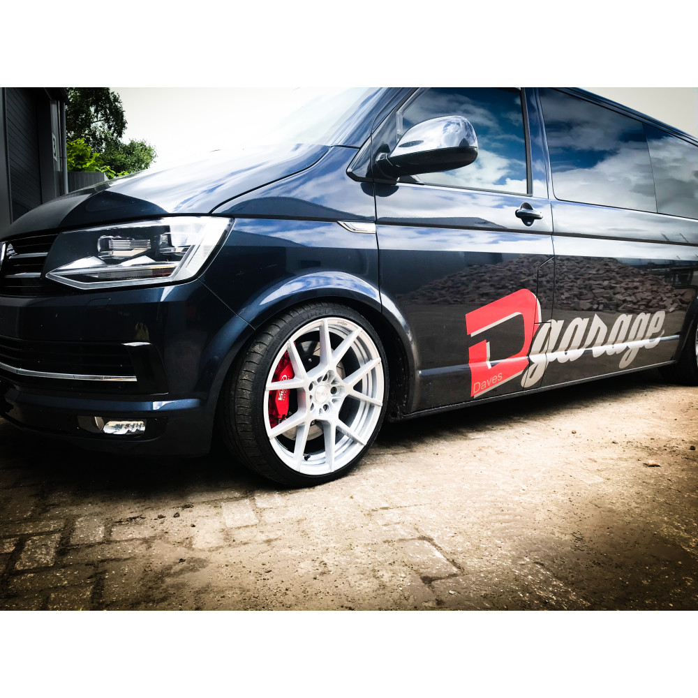 Volkswagen Transporter / Multivan T5 V-Maxx Big Brake Kit 355 mm 6-zuiger 4 V-Maxx big brake kit op een Volkswagen Transporter T5, voorbeeld uit de V-Maxx fotoreeks