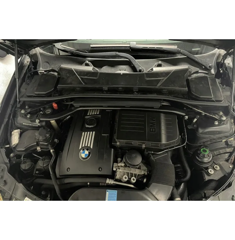Domstrebe vorne BMW E90 E91 E92 E93 335i 335 N54 N54B30 8 Domstrebe, montiert im Motorraum eines BMW mit N54-Motor