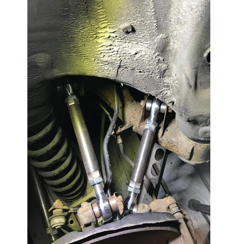 Adjustable control arms BMW E90 E92 E82 E87 E88 Camber arms 5 Gemonteerde verstelbare camber arms in de achterwielophanging van een BMW